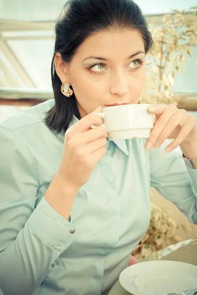 Женщина-бизнесмен пьет кофе — стоковое фото