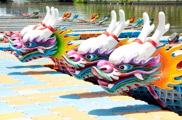 Čínský drak člun hlava — Stock fotografie