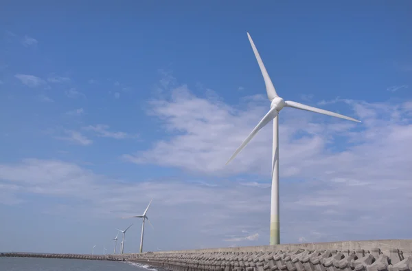 海岸で風力発電グループ — ストック写真