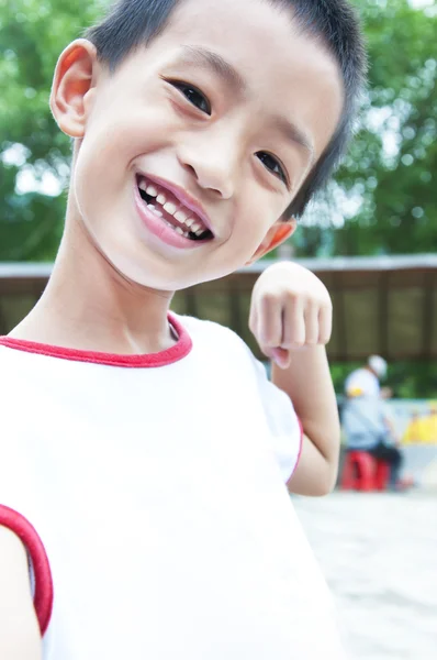 Щасливий усміхнений хлопчик в парку — стокове фото