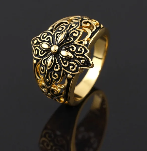 Винтажное золотое кольцо — стоковое фото