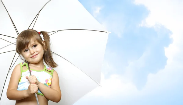 Küçük kız çocuk şemsiye ile — Stok fotoğraf