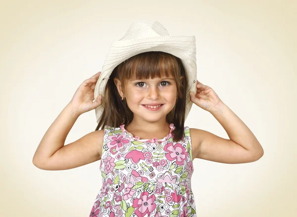 Çocuk kız giyiyor beyaz şapka — Stok fotoğraf