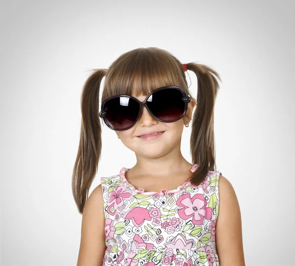 Büyük gözlüklü küçük kız — Stok fotoğraf