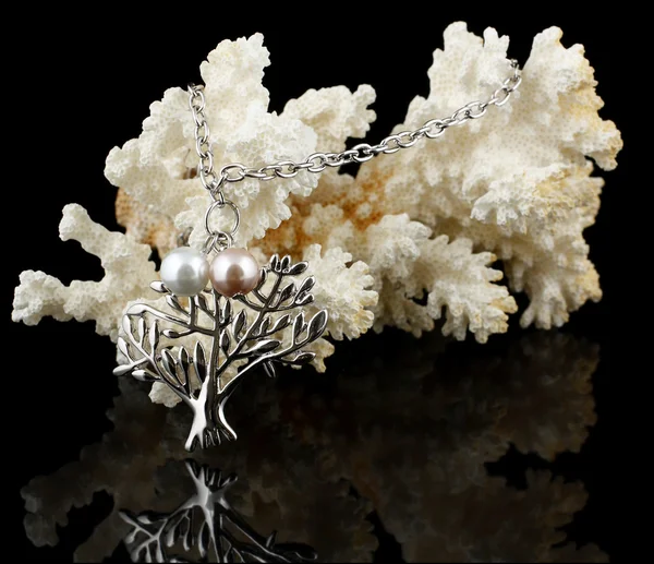 珊瑚背景上的珍珠首饰 — 图库照片
