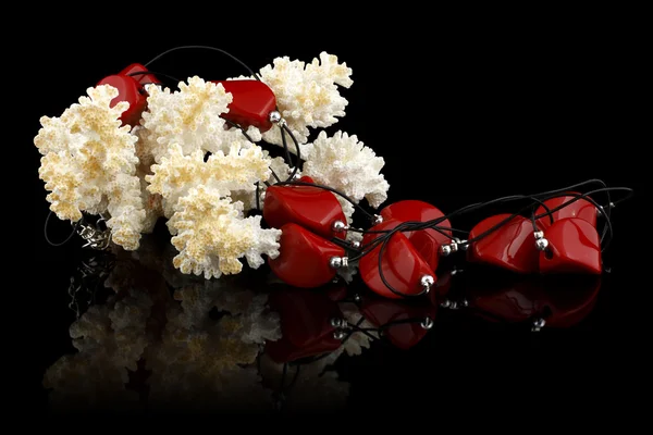 红色与黑色背景上的珊瑚首饰 — 图库照片