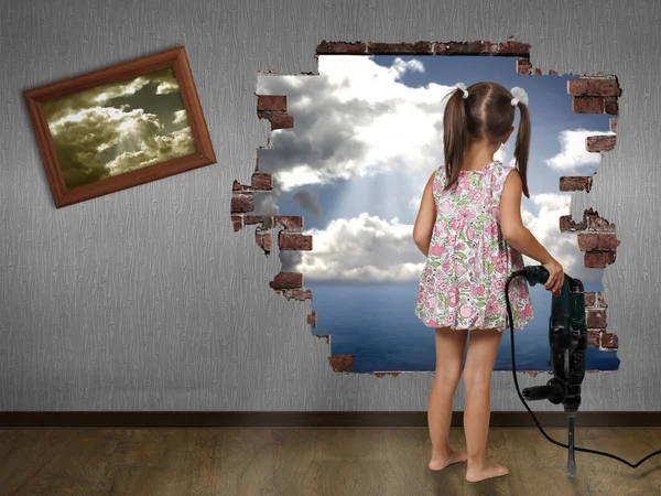 Kind meisje pauze de muur Stockafbeelding