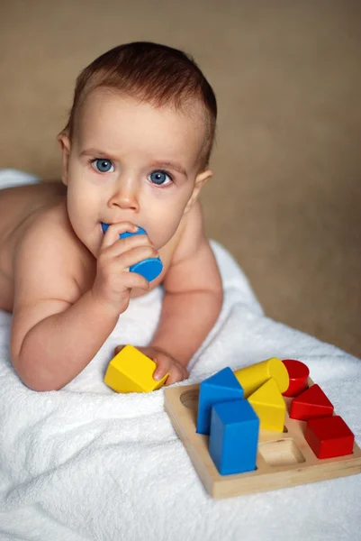 Bebé con ladrillo —  Fotos de Stock