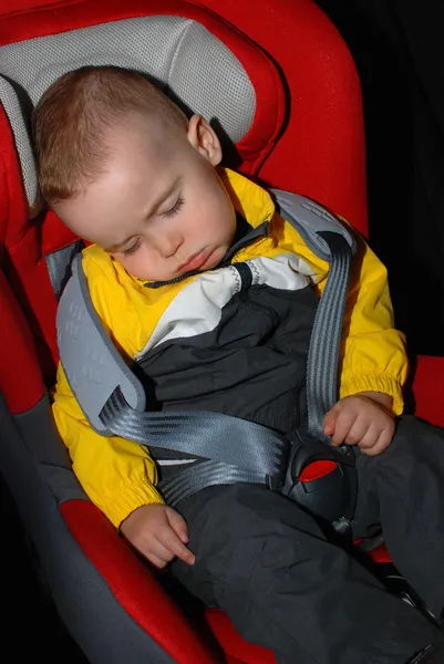 Mały chłopiec, spanie w samochodzie — Zdjęcie stockowe