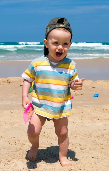 Glücklicher Junge am Strand — Stockfoto