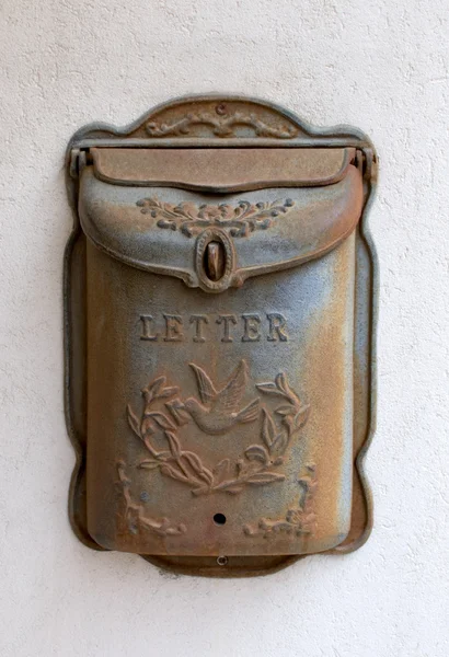 Stary zardzewiały skrzynki pocztowej — Zdjęcie stockowe