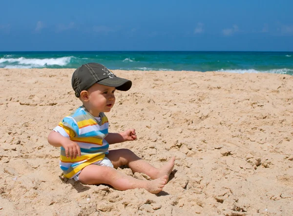 Kleiner Junge auf Sand — Stockfoto