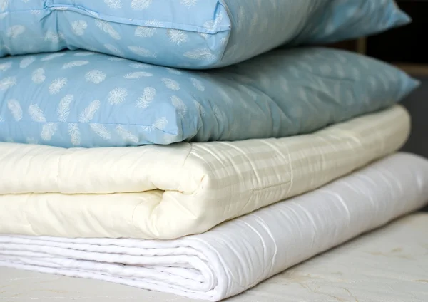 Cobertores e almofadas de penas Fotografias De Stock Royalty-Free