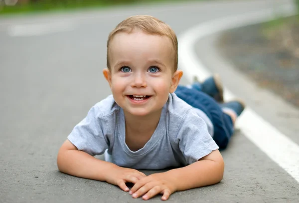 Счастливый мальчик — стоковое фото