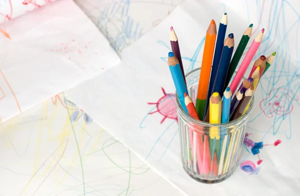 Crayons em um copo — Fotografia de Stock