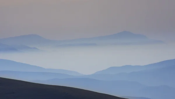 Туманные горы — стоковое фото