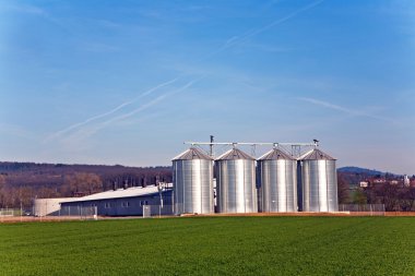 güneşin altında güzel manzara içinde silo