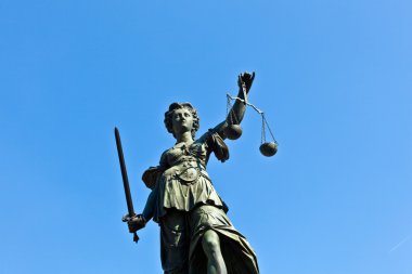Frankfurt - romer önünde adalet heykeli germ