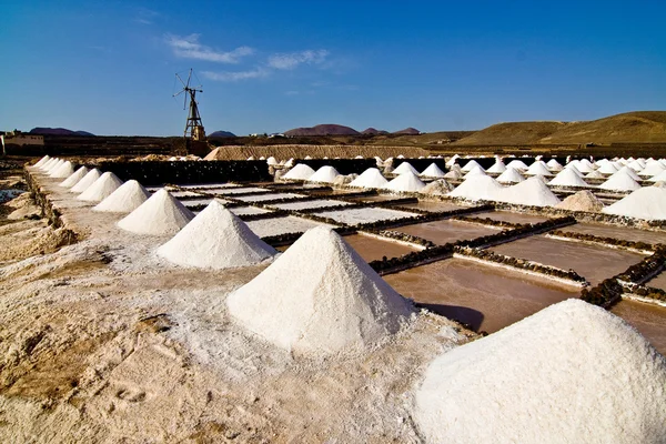 Salt högar på en saltlösning utforskning — Stockfoto