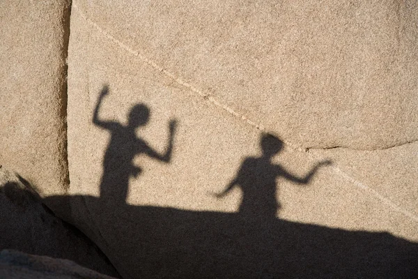 Sombra juego de niños con rocas escénicas en Joshua árbol nación —  Fotos de Stock