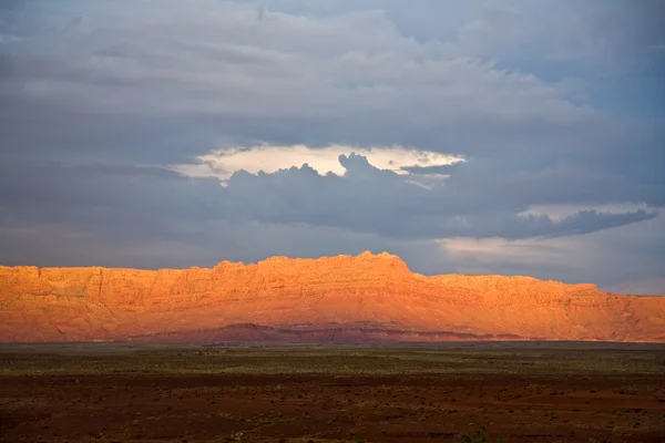 Scenic mountain range echo cliff in golden light — Stock Photo, Image