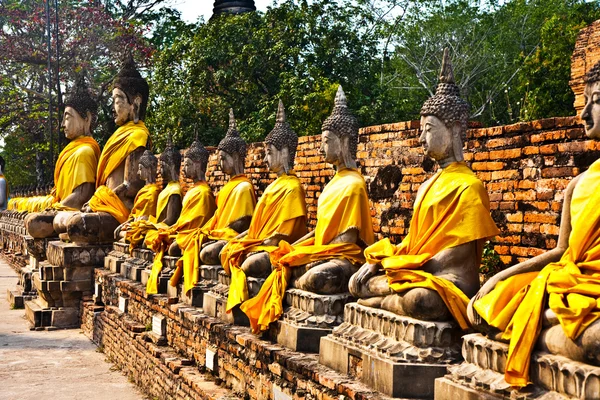 Boeddhabeelden bij de tempel van wat yai chai mongkol in ayutthay — Stockfoto