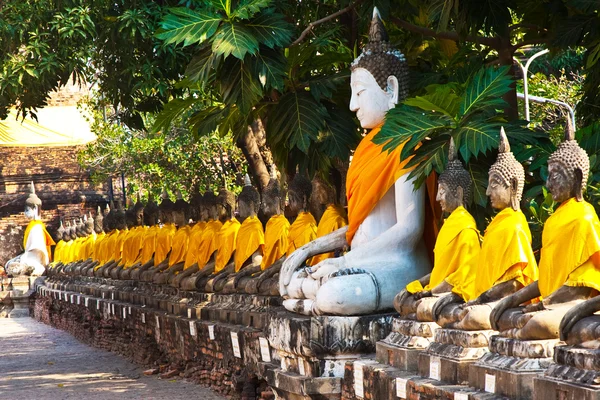 Buddha statyer på tempel wat yai chai mongkol i ayutthay — Stockfoto