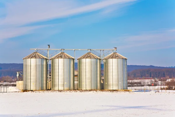 Gyönyörű táj, siló, és a hó fehér hektár a kék ég — Stock Fotó