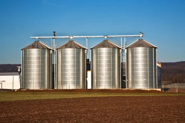 Vackert landskap med silo och fält med blå himmel — Stockfoto