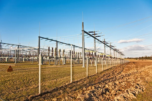 Elektriciteit relais station met hoog-voltage isolatie en elektrische leidingen — Stockfoto