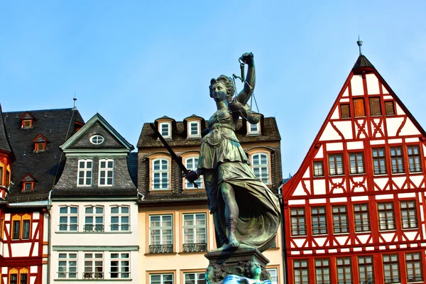 Estátua de Lady Justice em frente ao Romer em Frankfurt - Germ — Fotografia de Stock