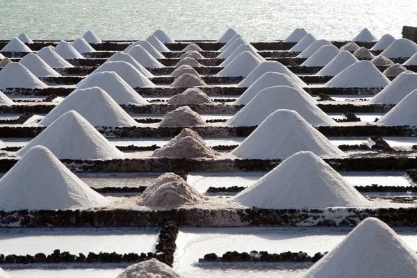 Pilhas de sal nas salinas de Janubio, uma antiga produção histórica de sal em — Fotografia de Stock