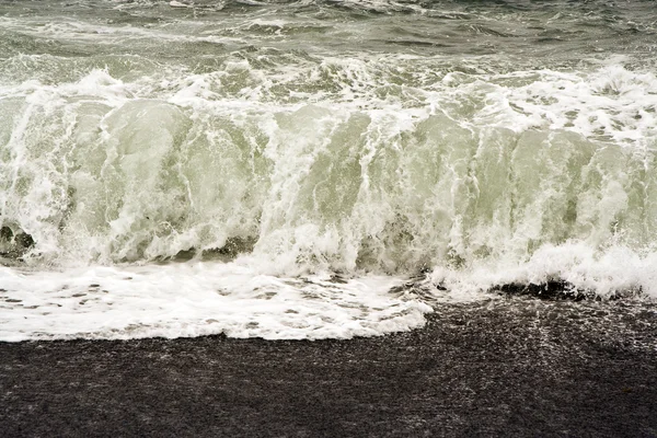 Тяжелые волны на пляже — стоковое фото