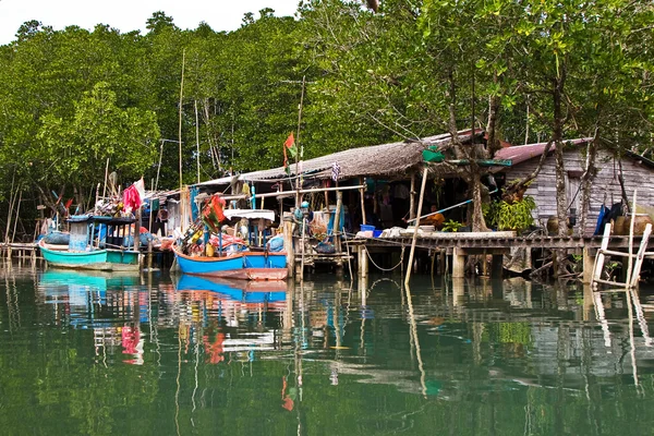 Hütten auf den Mangroven-Waldlichtungen in einem kleinen Fischerdorf — Stockfoto