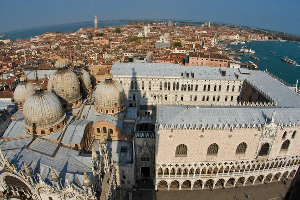 Med utsikt över den vackra staden och gamla palatsen i Venedig med laguna f — Stockfoto