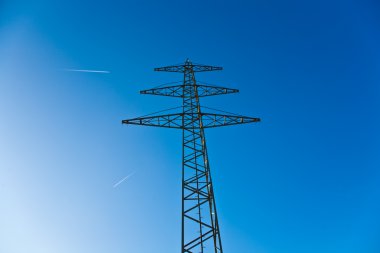 Güzel manzarada enerji için elektrik kulesi