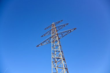 Güzel manzarada enerji için elektrik kulesi