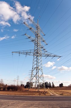 Güzel manzarada enerji için elektrik kulesi