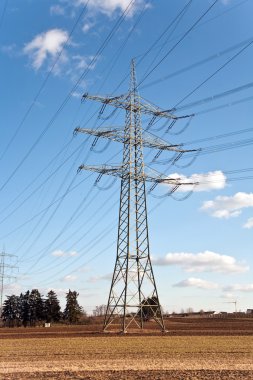 Güzel manzarada enerji için elektrik kulesi