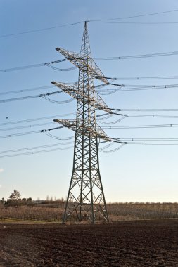 Güzel manzarada enerji için elektrik kulesi