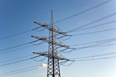 Güzel manzarada enerji için elektrik kulesi