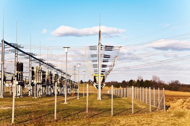 Güzel manzarada enerji için elektrik kulesi