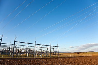 Güzel manzarada enerji için elektrik kulesi