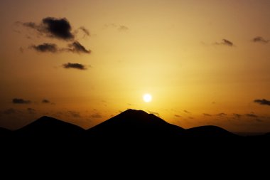 Günbatımında volkan manzarası, İspanya 'nın Lanzarote kentindeki Timanfaya ulusal parkı