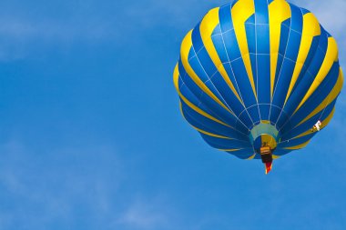 bulutlu gökyüzü yılında sıcak hava balonu