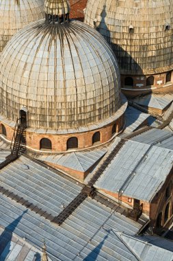 Venedik 'teki Marcus Kilisesi' ne San Marco 'daki Campanile' den bakıyor.