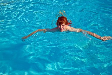 çocuk havuzunda yüzüyor