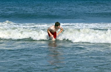 genç çocuk beaufiful dalgalarda sörf organıdır
