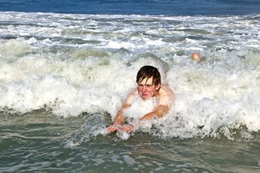 genç çocuk beaufiful dalgalarda sörf organıdır