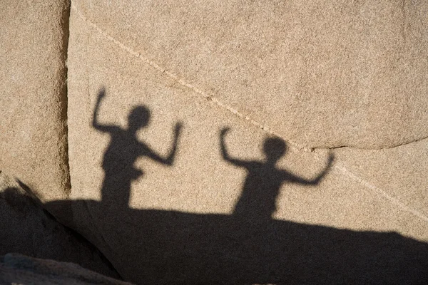 ジョシュア ツリー国で風光明媚な岩を持つ子どもの影のゲーム — ストック写真
